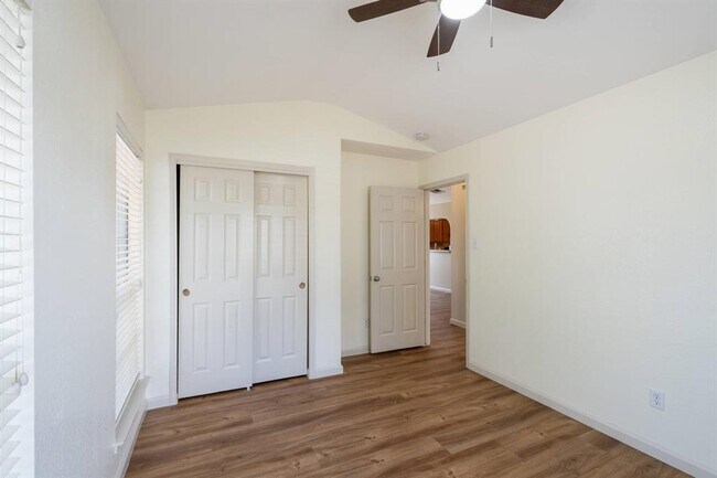 Building Photo - 5911 Steiner