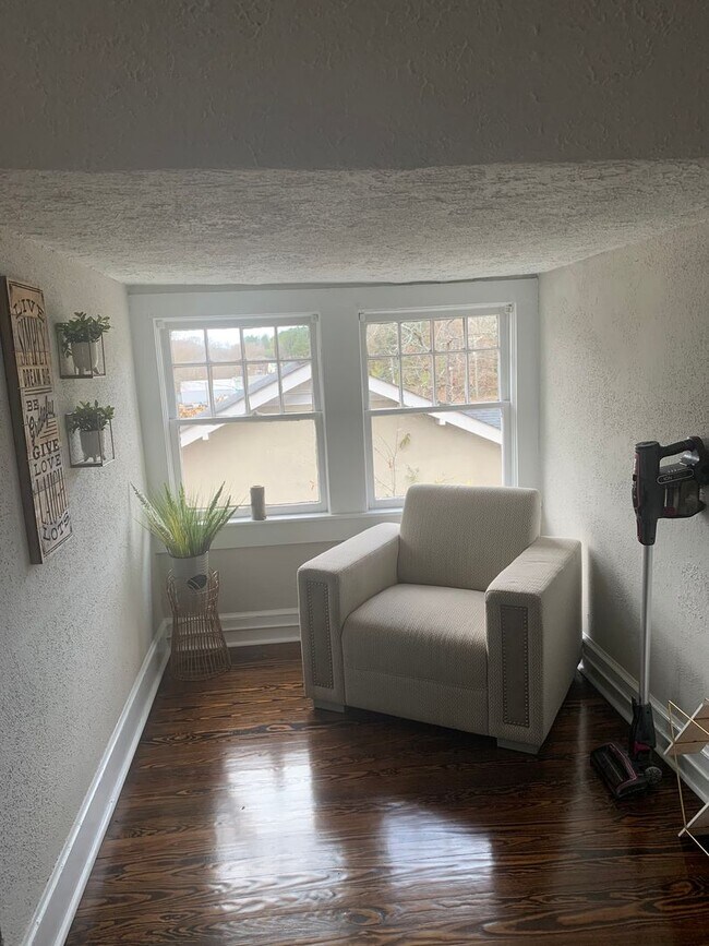 Building Photo - 3201 Old Buncombe Rd