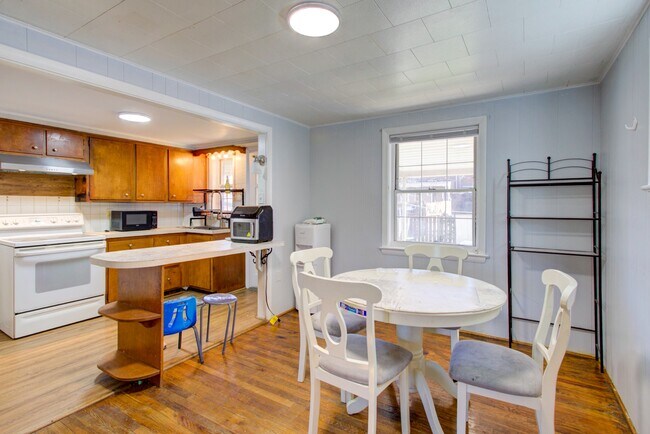 Building Photo - 824 Wabank St