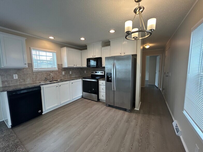 Building Photo - 2341 Oakgrove Dr