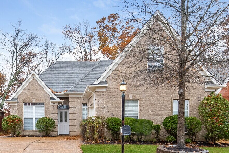 Primary Photo - 735 Classic Dr S