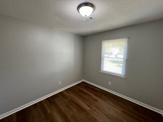 Building Photo - 14005 Glenview Dr SW