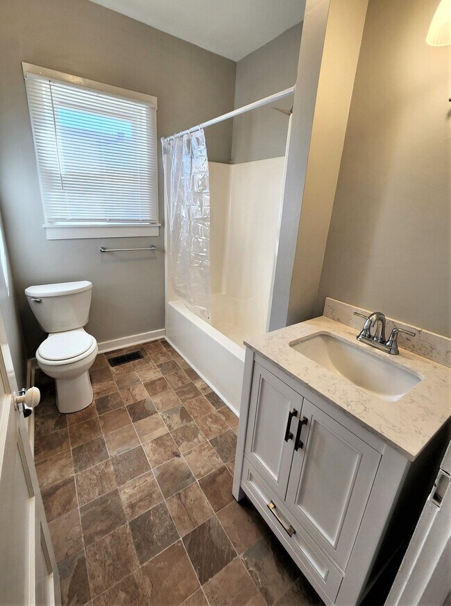 Building Photo - Nicely Remodeled 2BR/1BA near Blue Turtle ...