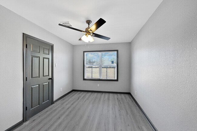 Building Photo - 4406 Edison St