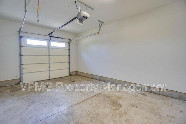 Building Photo - 10703 NE 70th St