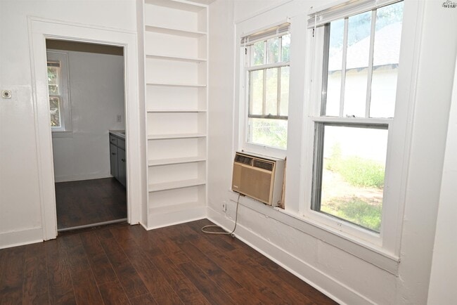 Building Photo - 2122 Yale Ave