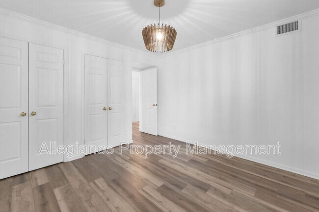 Building Photo - 1301 E Abingdon Dr