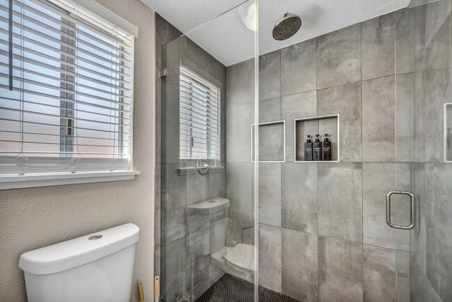 Building Photo - 3 Bed FULLY FURNISHED Pool Home