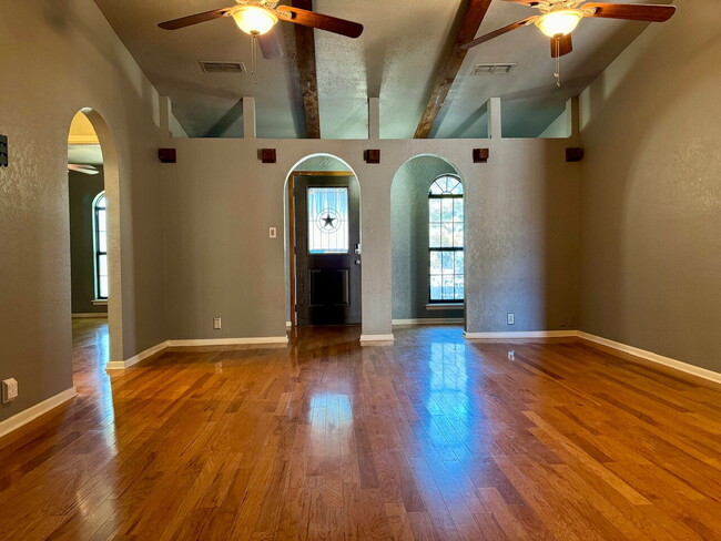 Building Photo - "Charming 3-Bed Oasis with 2 Full Baths in Lubbock – 1,610 Sq Ft of Comfort Awaits!"
