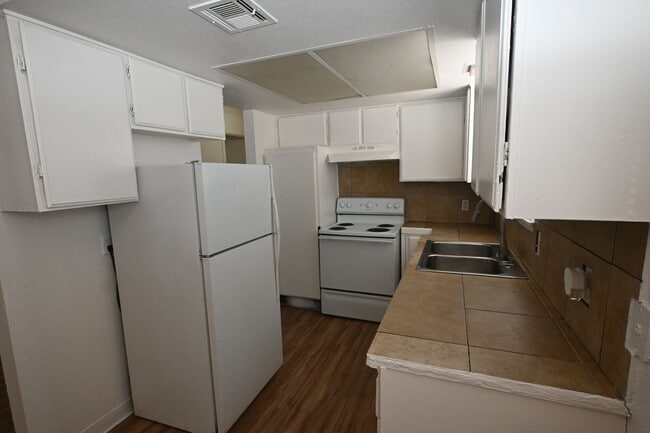 Building Photo - 2301 Stewart Ave #C C