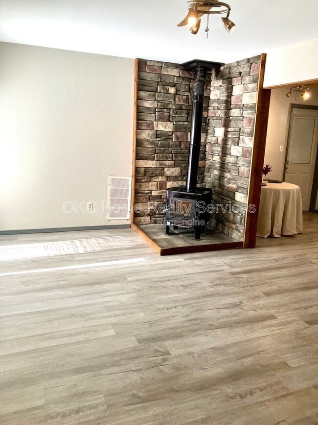 Building Photo - 1706 Surrey Pl