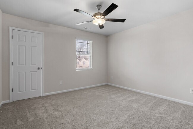 Building Photo - 3 bd 2.5 Ba Townhouse