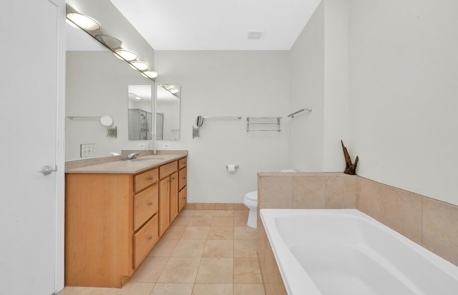 Building Photo - 550 W Fulton St