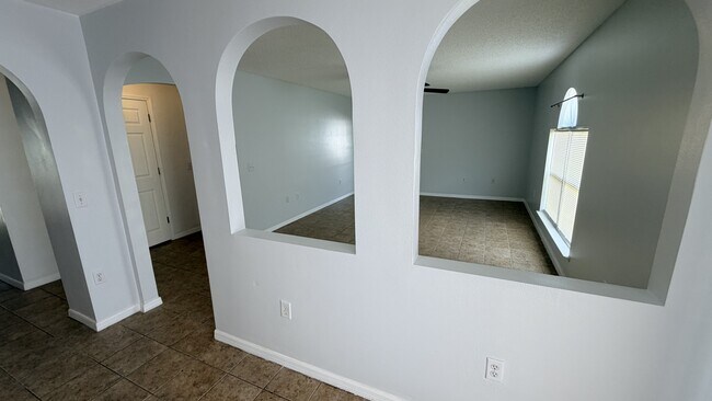 Building Photo - 5002 Strada Dr