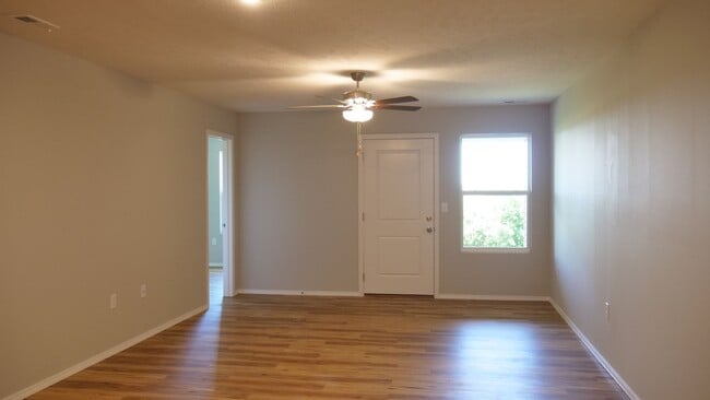 Building Photo - Like new 3 bedroom duplex - Aurora MO