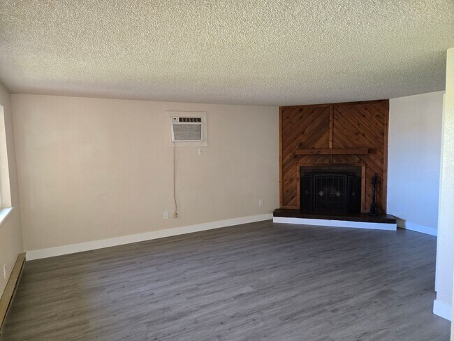 Building Photo - Newly remodeled 3 bedroom 2 bath