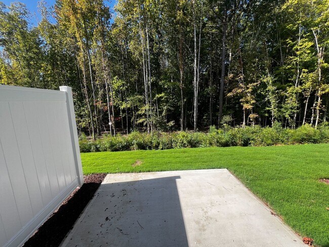 Building Photo - MOVE IN READY -3 Bed, 2.5 Bath 1 car garag...