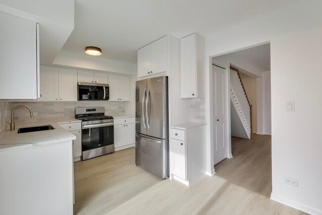 Building Photo - 1834 Jamestown Cir