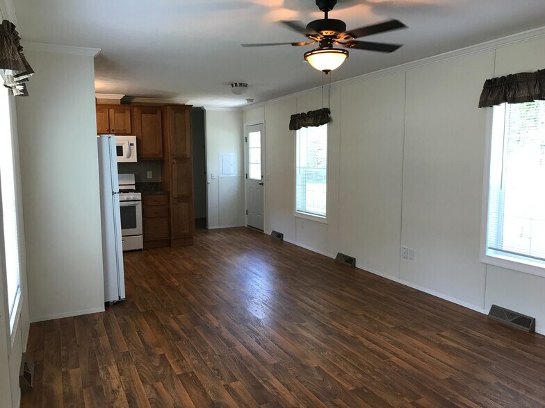 Building Photo - 28 Oak Tree Ln