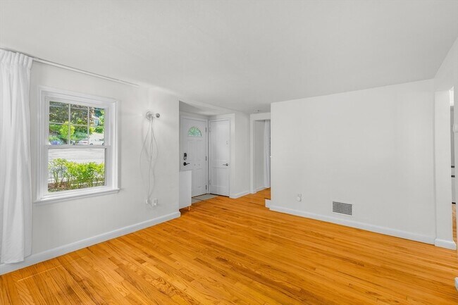 Building Photo - 567 Poplar St