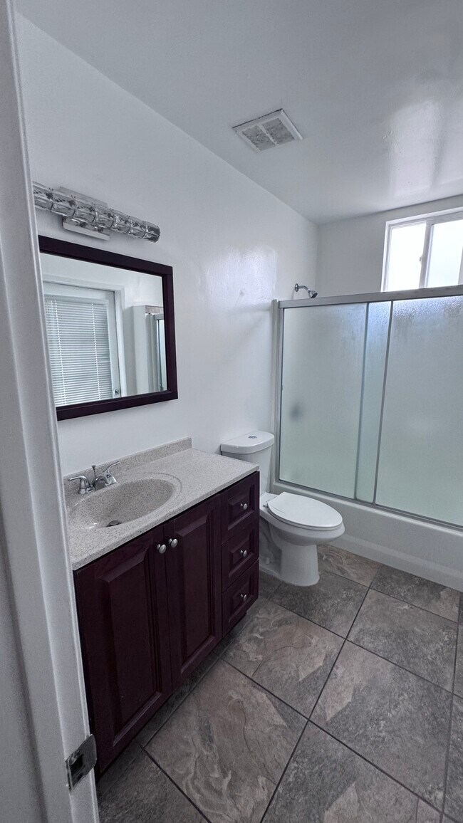 Ensuite bedroom bathroom - 11983 Walnut Ln