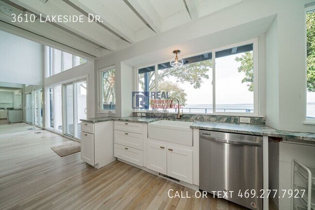 Building Photo - 3610 Lakeside Dr