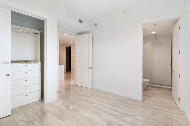 Building Photo - 14951 Royal Oaks Ln