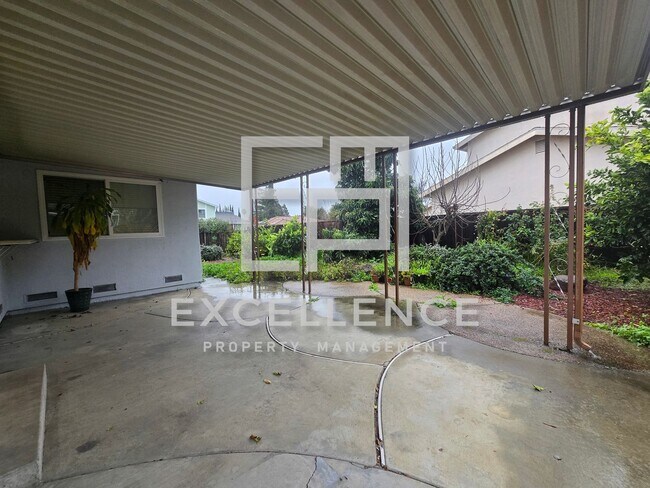 Building Photo - Spacious Fully Renovated 4/2 House with Over 2000SF and LVT Throughout