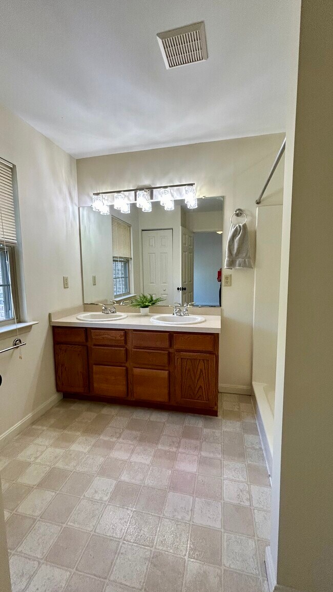 Building Photo - 424 Waverly Woods Dr