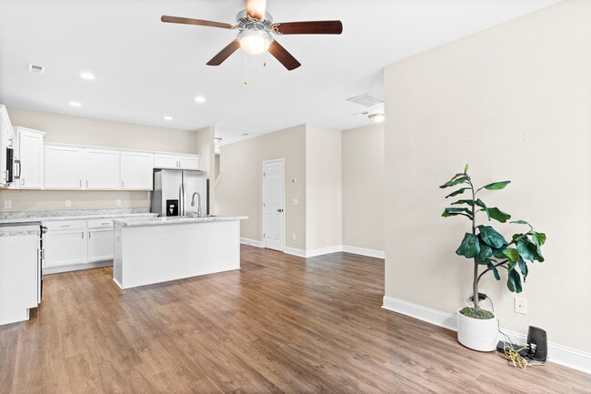 Building Photo - 202 N Stingray Ln