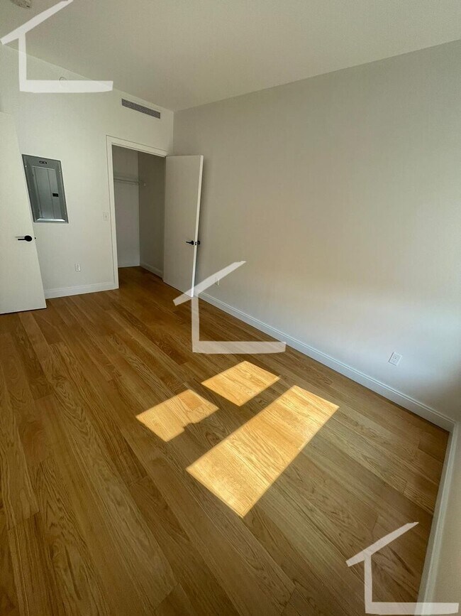 Building Photo - Large 3 Bedroom at Coolidge Corner, Heat, ...