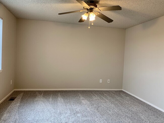 Building Photo - Renovated 4 BR/4BA Home with Large Backyar...