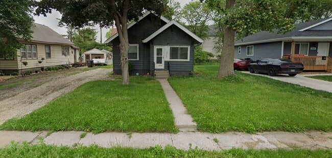 Building Photo - Two bedroom home near Fairgrounds!