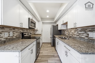 Building Photo - 2Bed/1.5Bath Townhouse at Olive Ave/63rd Ave! Ready for Immediate Move-In!