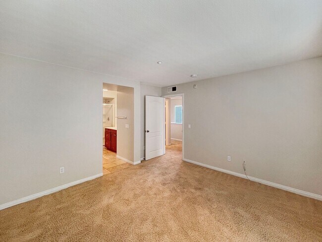 Building Photo - SD: Bright 2BD/2.5BA Townhome in Point Loma with Fireplace, Private Balcony & Tandem Garage