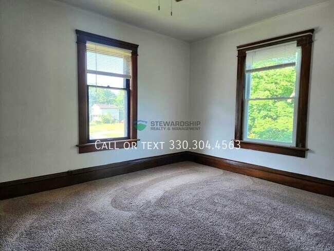 Building Photo - 687 Allyn St