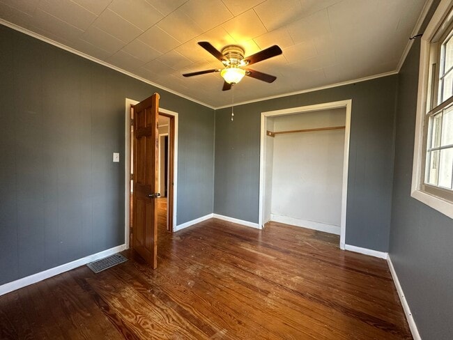 Building Photo - 3 Bdrm/1 Bath Brick Home  Kingsport TN