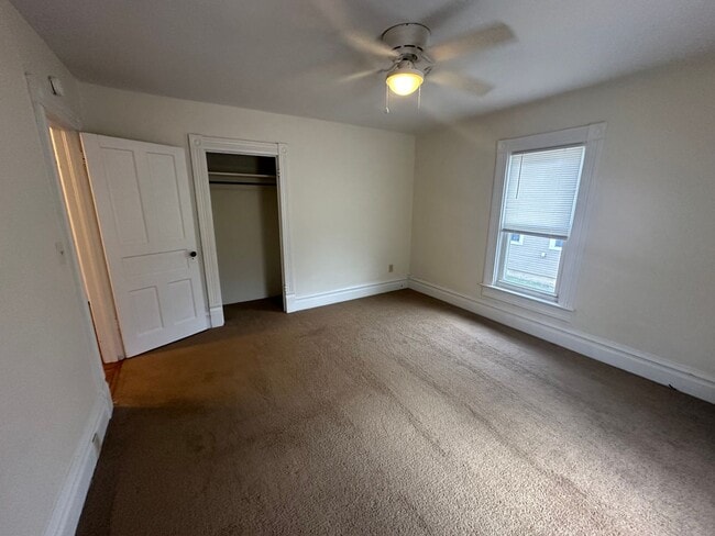 Building Photo - 3 Bedroom Home Available in July