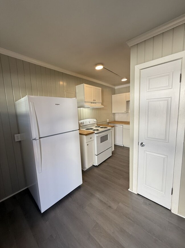 Building Photo - 1437-1459 W. Fourth St. - 12 Unit