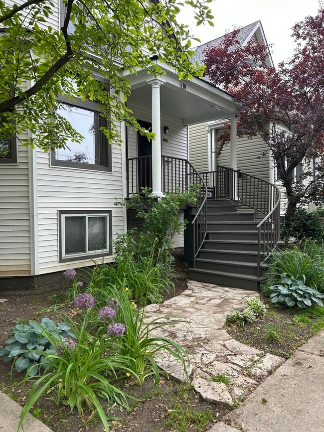 Primary Photo - 4230 N Albany Ave