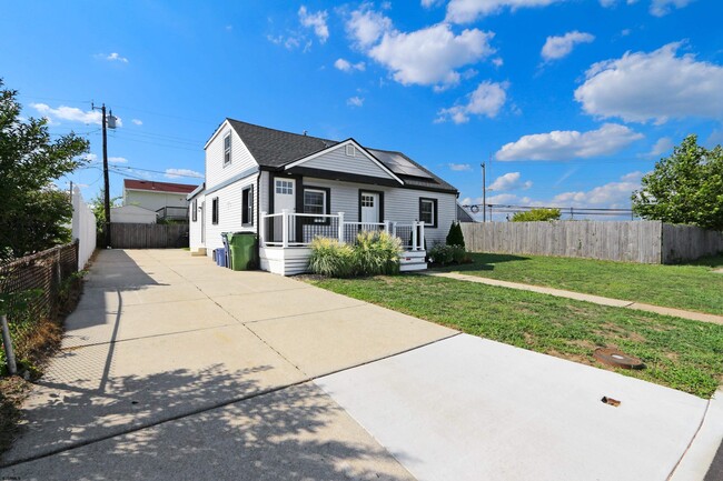 Building Photo - 203 E Plaza Pl