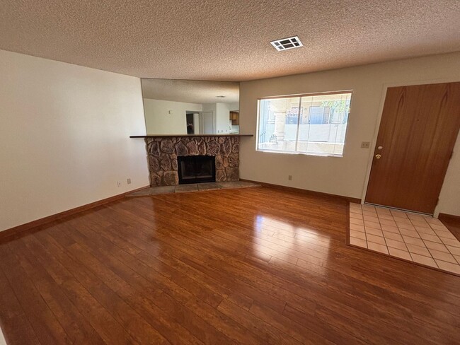 Building Photo - Gorgeous 2BED/2BATH Condo nestled in a Roc...