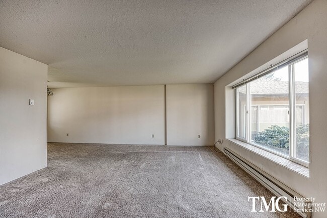 Building Photo - Classically Cute 2 Bed 1 Bath Duplex in Washougal