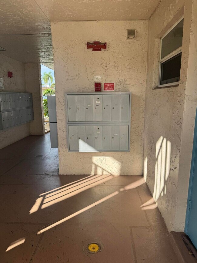 Building Photo - 725 Lori Dr