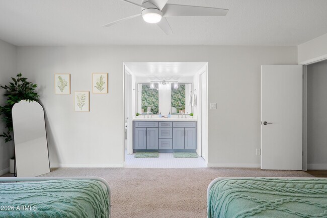 Building Photo - 2331 E Sunnyside Dr