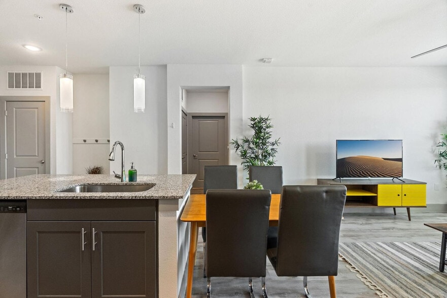 Building Photo - 12100 1/2 Ferrystone Glen Dr