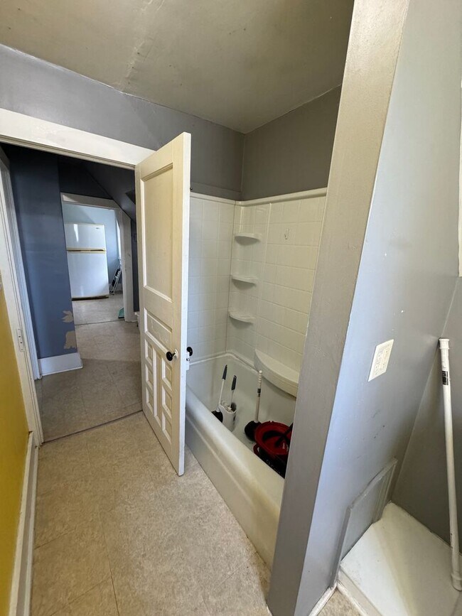 Building Photo - 605 N State St