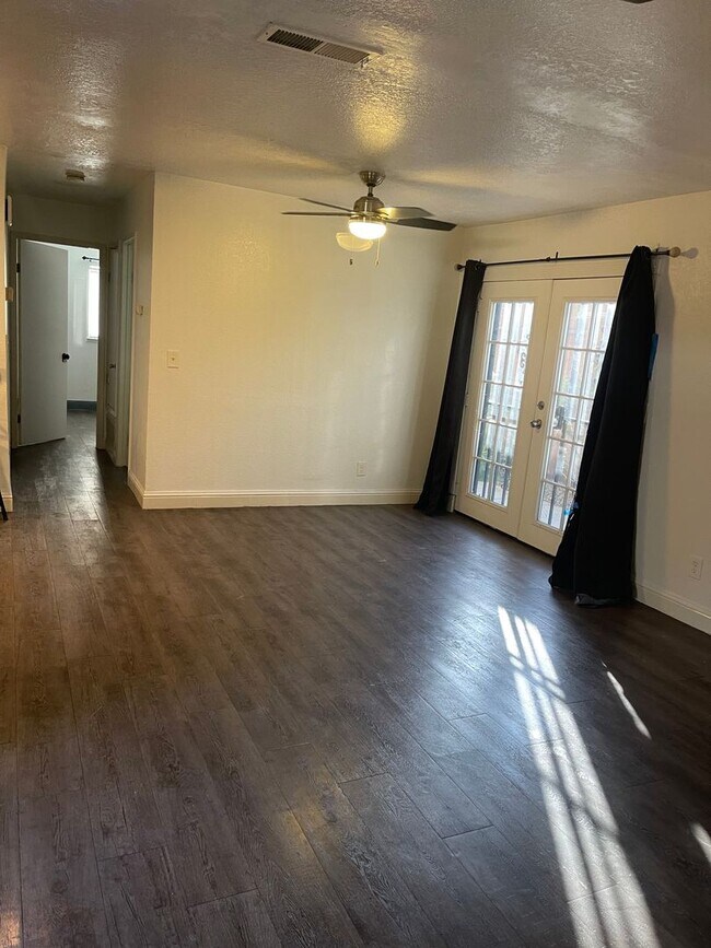 Building Photo - Updated HalfPlex Ready To Move In