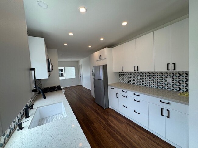 Building Photo - Recently Renovated 2 Bed / 2 Bath Apartmen...