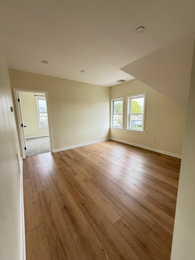 Building Photo - 80 Gladstone St